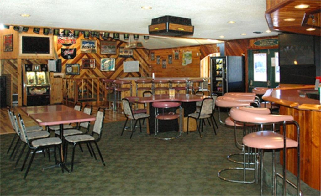 Zellar'S Village Inn Newberry Exterior photo